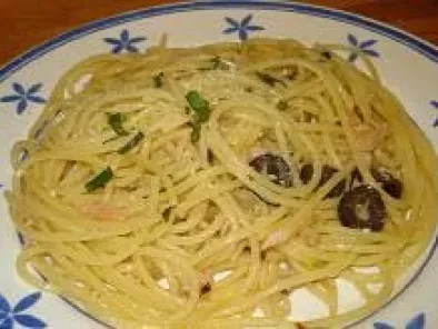 Spaghetti salmone e olive nere (Espaguetis salmón y aceitunas negras)