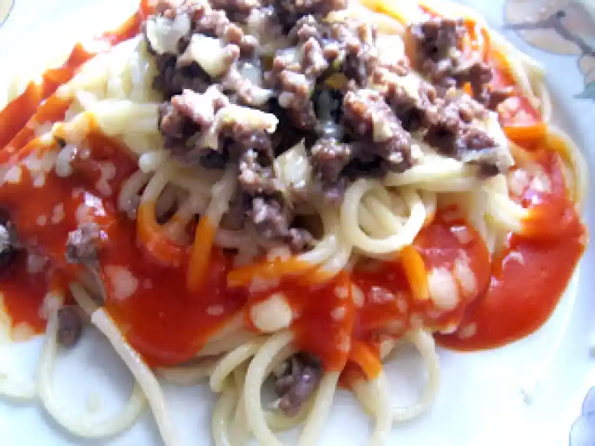 Spaguetis con carne picada y salsa de tomate