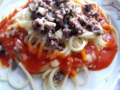 Spaguetis con carne picada y salsa de tomate