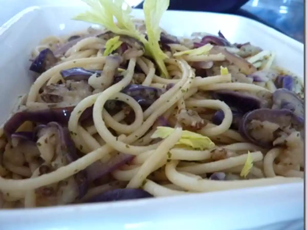 Spaguetti con berenjena y cebolla al oleo