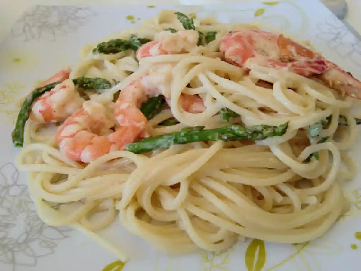 Spaguetti con gambas y espárragos trigueros