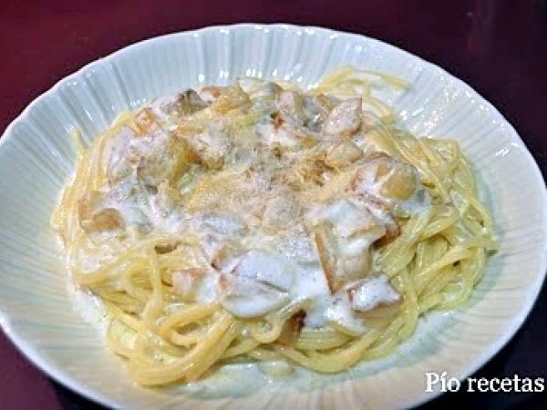 Spaguetti con pera salteada y salsa de queso