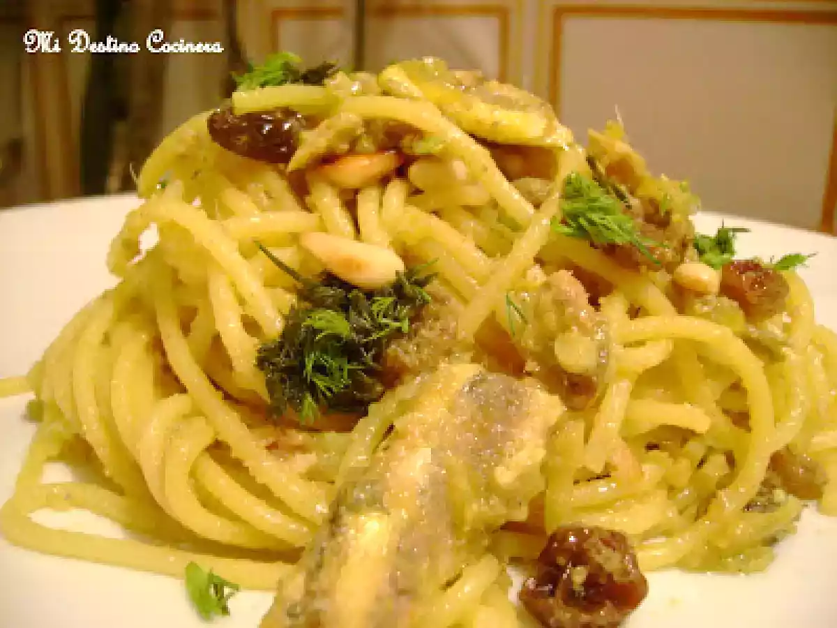 Spaguetti con Pescado Azul, pasas de uva y piñones en baño de azafràn e hinojos.