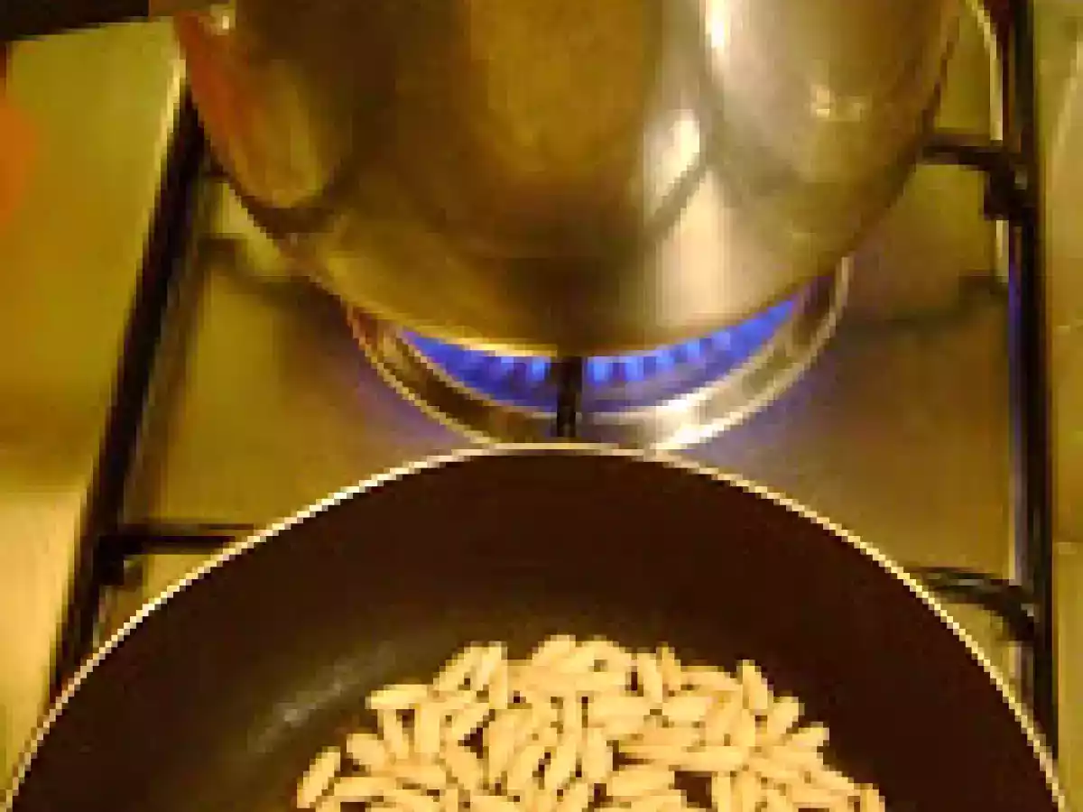 Spaguetti con Pescado Azul, pasas de uva y piñones en baño de azafràn e hinojos. - foto 3