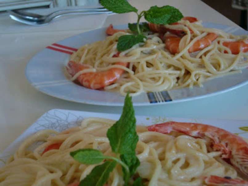 Spaguetti con salsa de gorgonzola y langostinos
