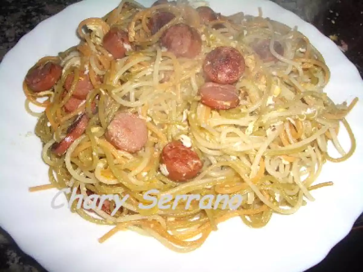 Spaguetti tricolor con verduras y salchichas