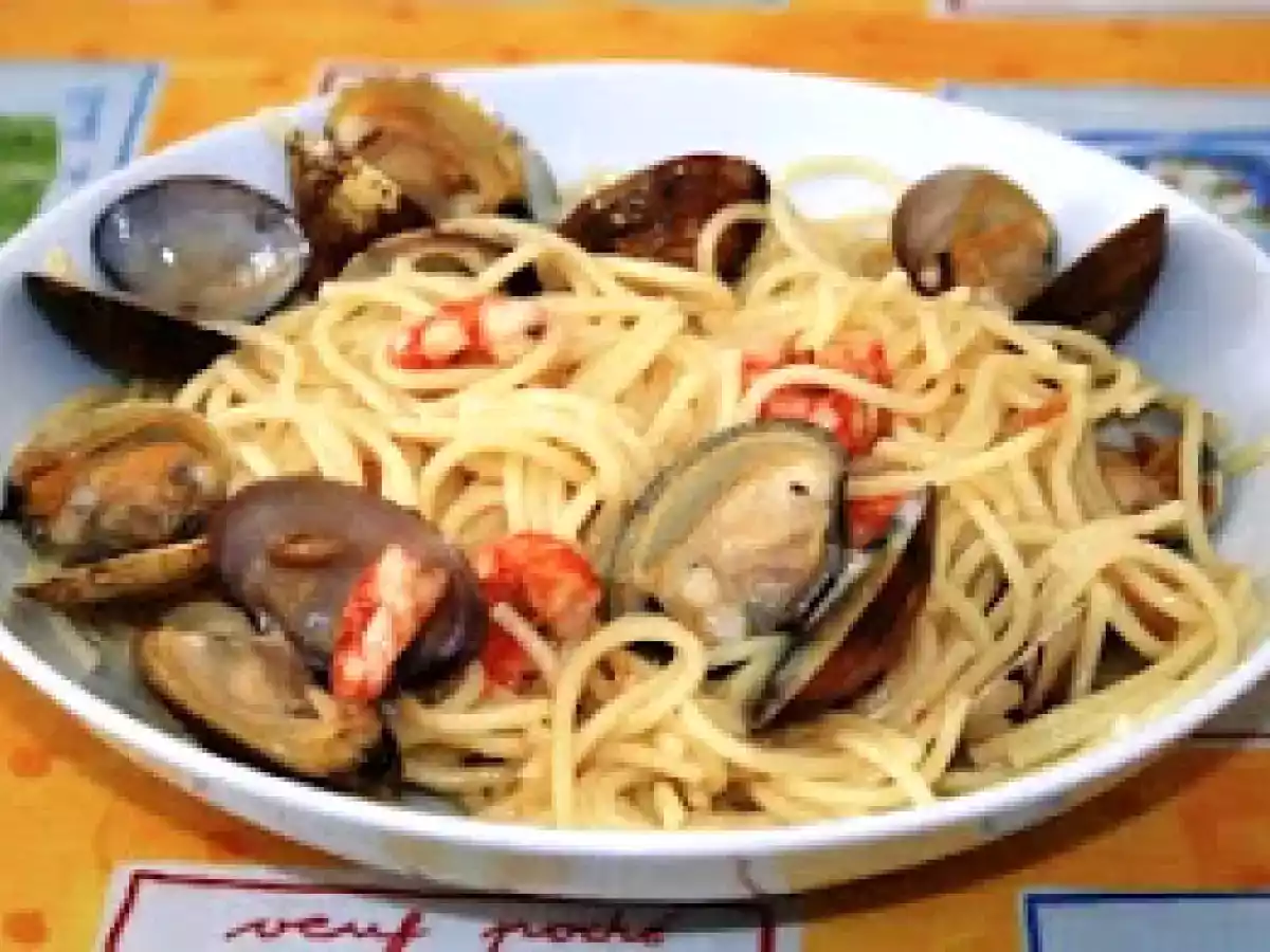 Spaguettis con gambas y almejas