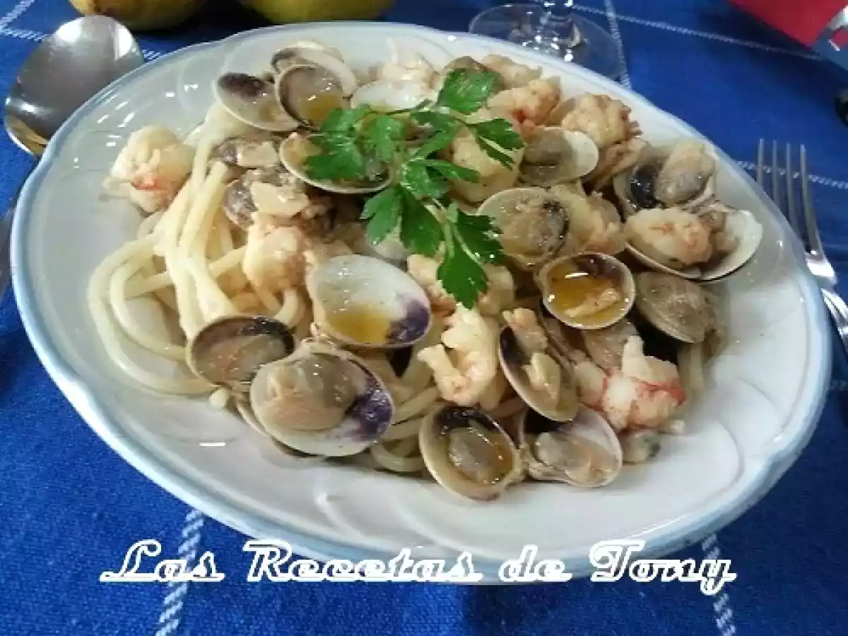 Spaguettis con gambas y almejas al vino blanco
