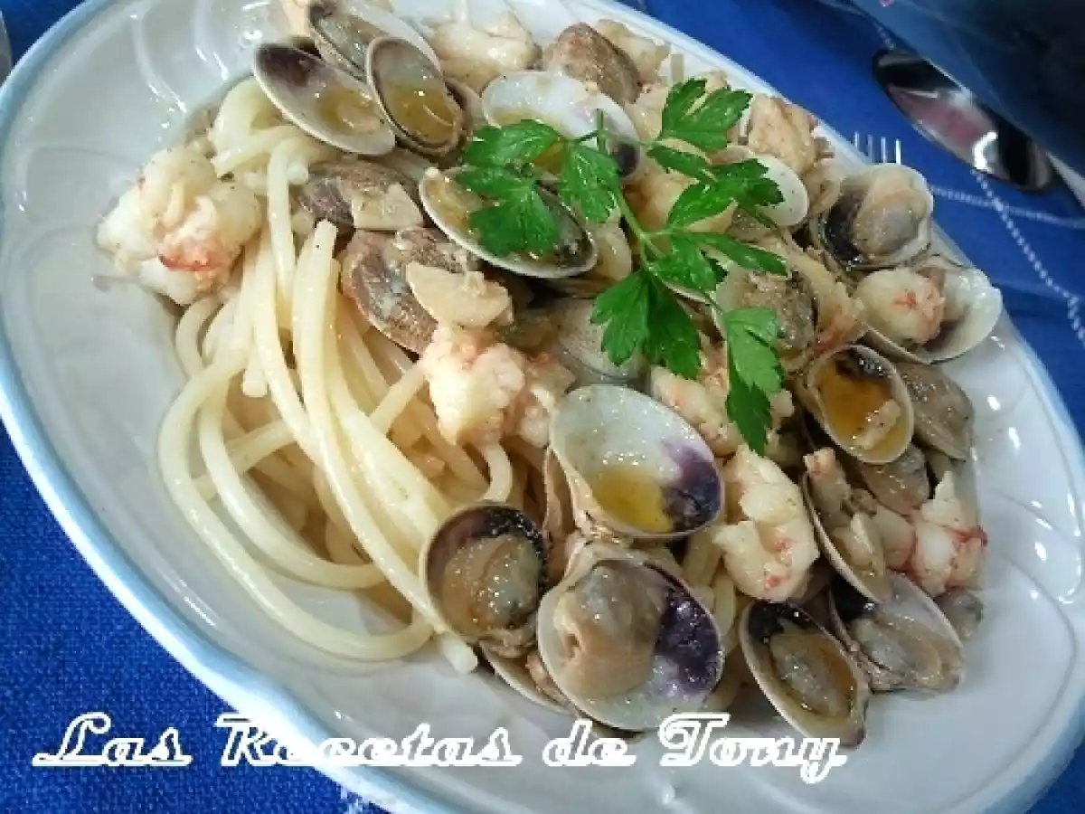 Spaguettis con gambas y almejas al vino blanco - foto 2