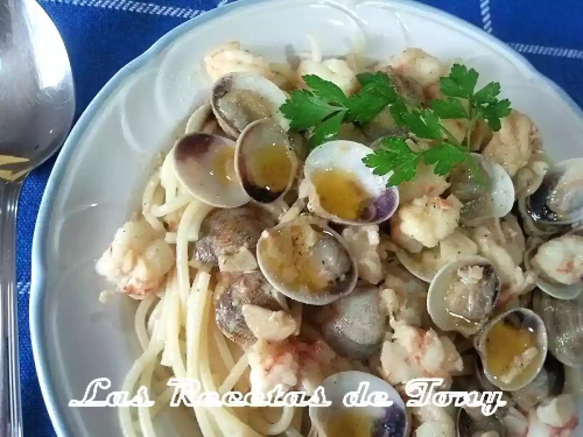Spaguettis con gambas y almejas al vino blanco - foto 5