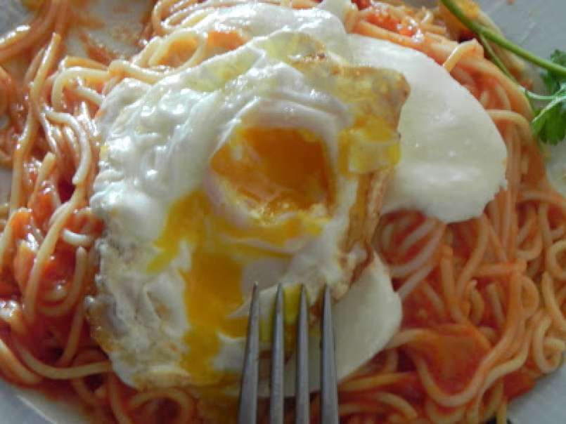 Spaguettis con tomate, mozzarella y huevo frito