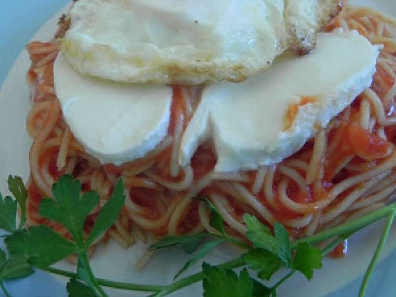Spaguettis con tomate, mozzarella y huevo frito - foto 2