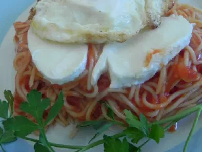 Spaguettis con tomate, mozzarella y huevo frito - foto 2