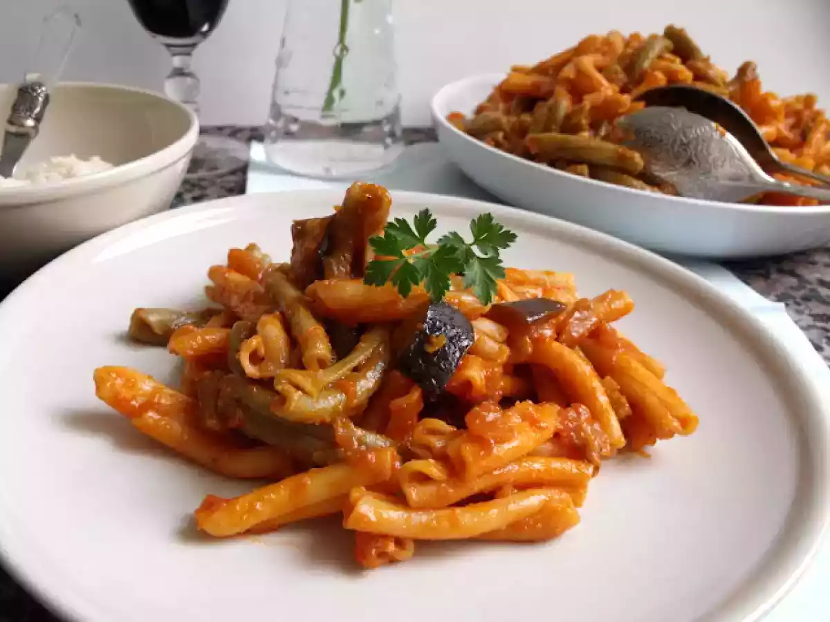 Strozzapreti con salsa de berenjena