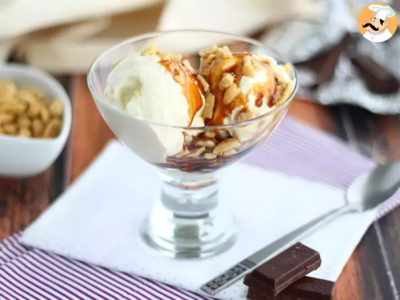 Sundae, el suave helado americano con caramelo y cacahuete
