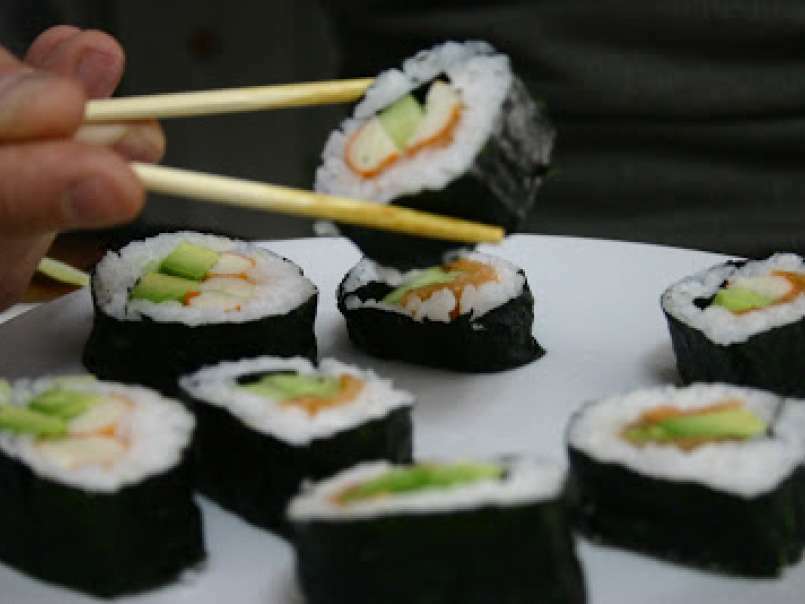 Sushi variado con pepino y salmón, foto 1