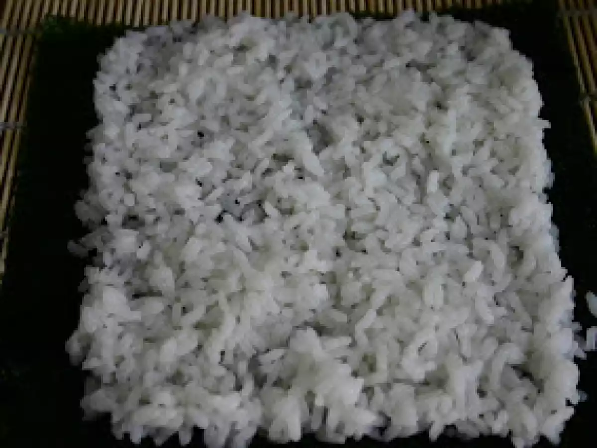 Sushi variado con pepino y salmón - foto 3