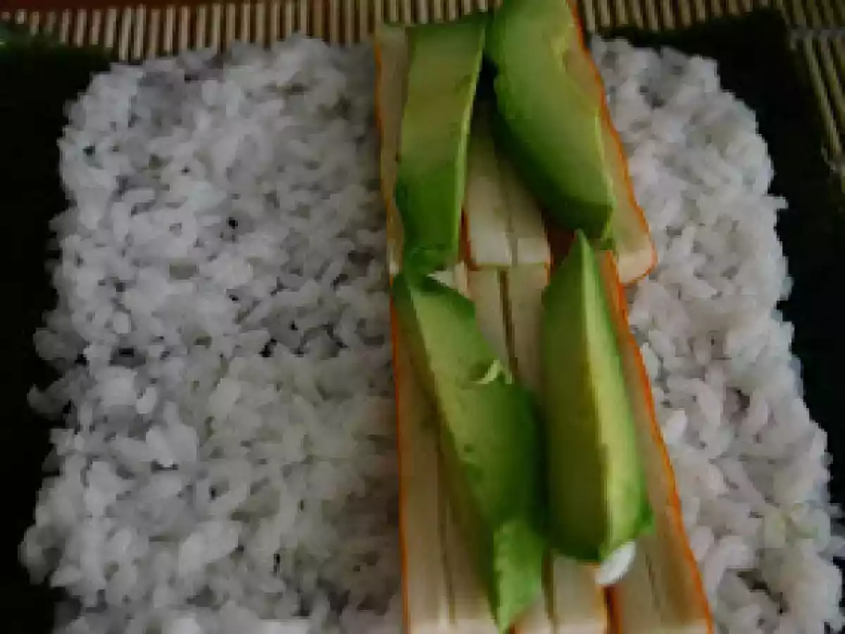 Sushi variado con pepino y salmón - foto 5