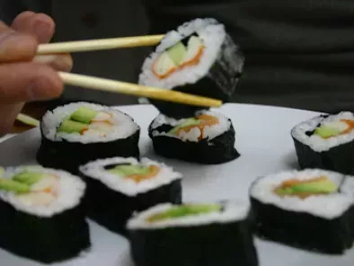 Sushi variado con pepino y salmón