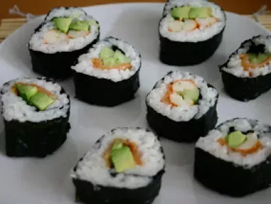 Sushi variado con pepino y salmón, foto 9