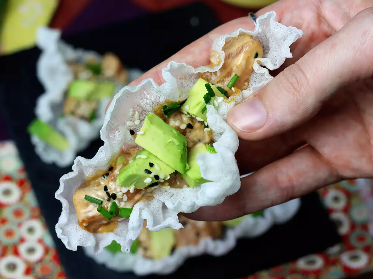 Tacos en versión asiática: tartar de salmón en chips de arroz - foto 2