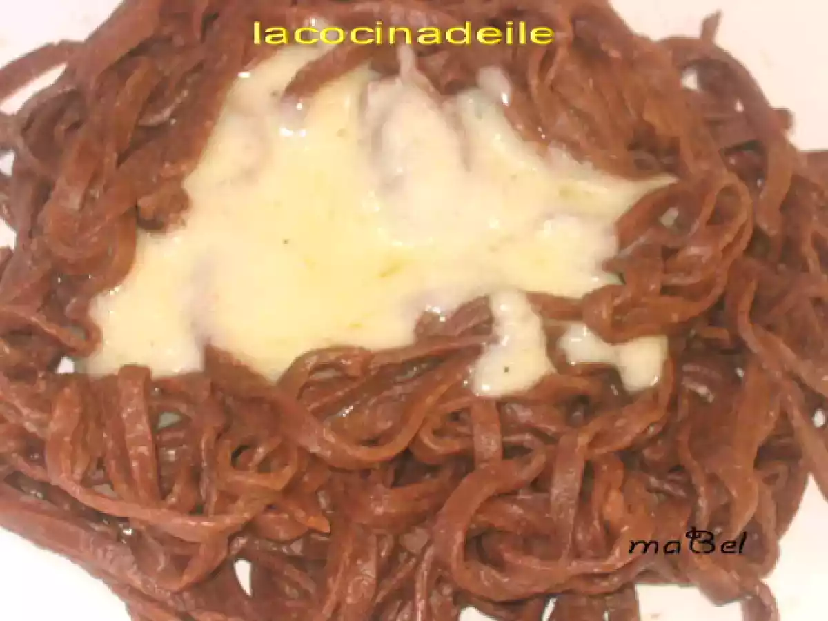 Tagliatelle al chocolate con queso de cabra