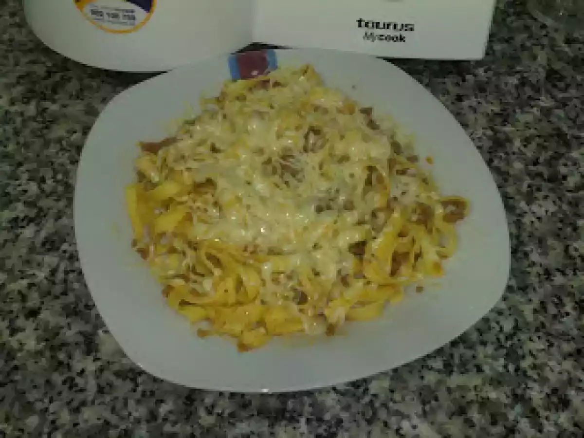 Tagliatelle con carne de ternera( espaguetis de pasta fresca)
