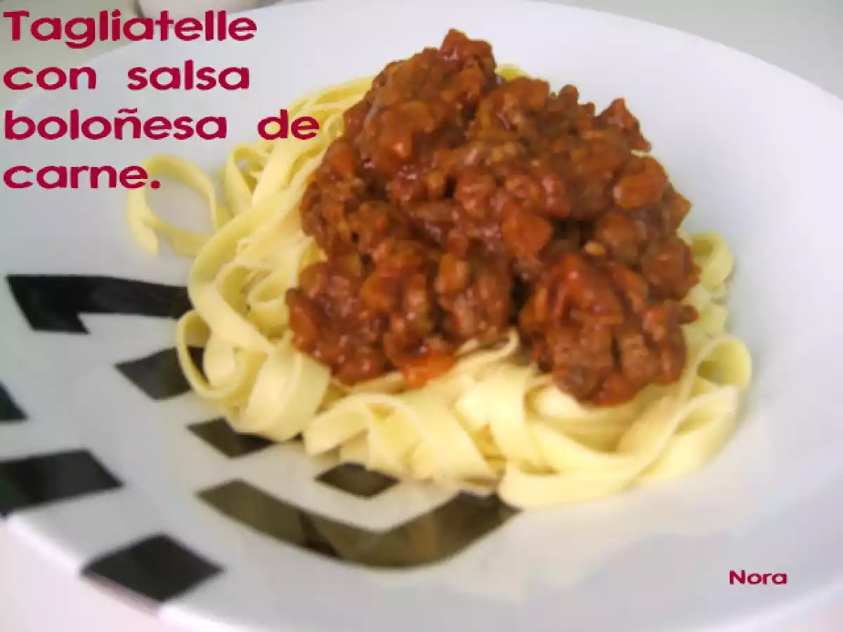 Tagliatelle con salsa boloñesa de carne.