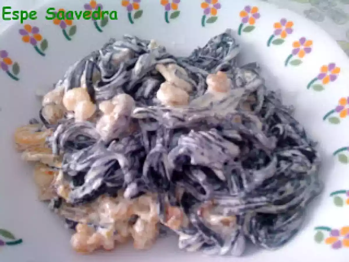 Tagliatelle con setas y gambas (spaguettis negros)