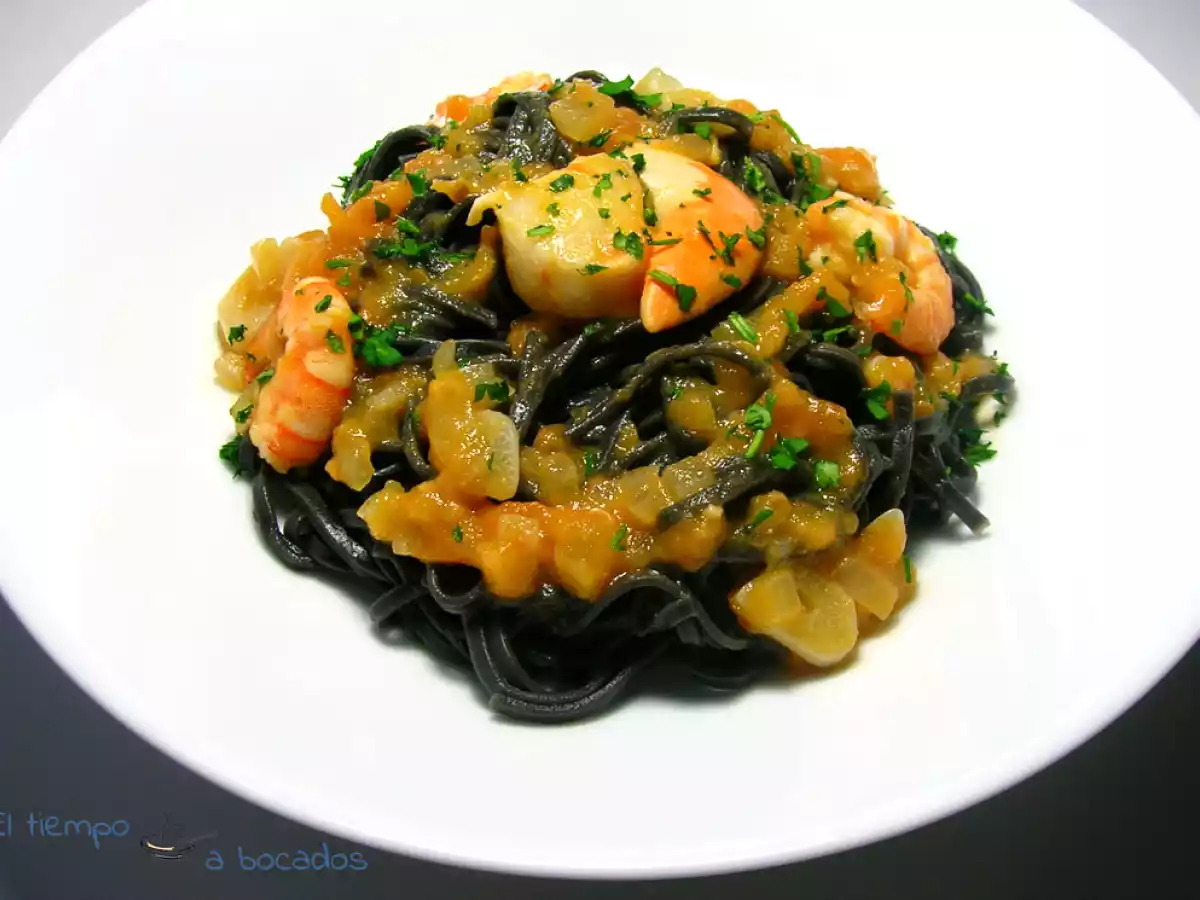 Tagliatelles al nero di sepia con vieiras