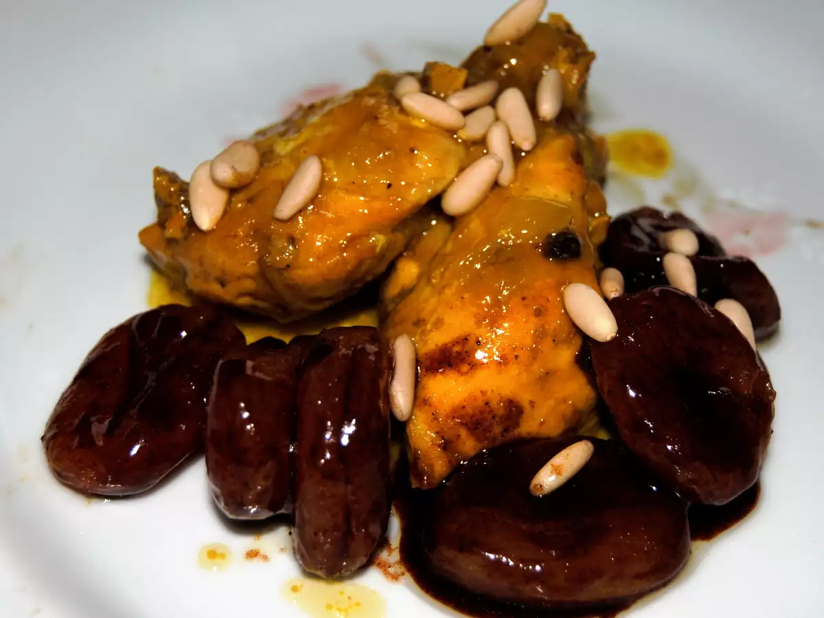 Tajín De Pollo Con Orejones de Albaricoque y Piñones