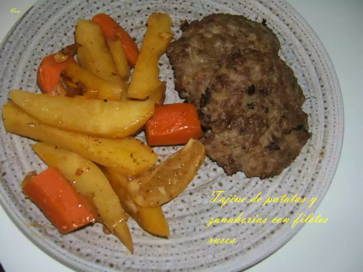 Tajine de patatas y zanahorias con filetes rusos.