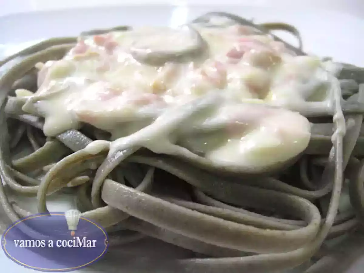 Tallarines a la Spirulina con salsa de champiñones