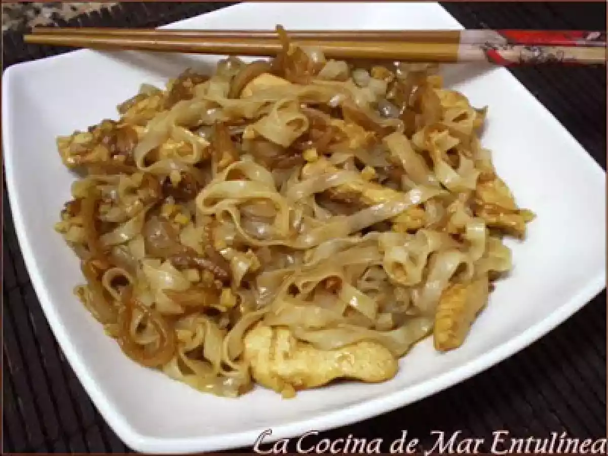 Tallarines chinos con pollo y almendras