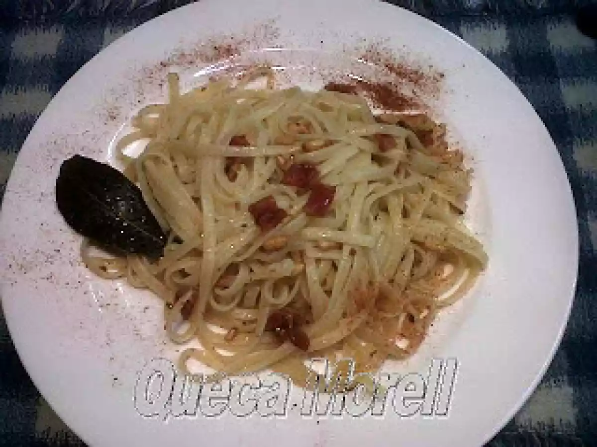 TALLARINES CON BACON Y PIÑONES