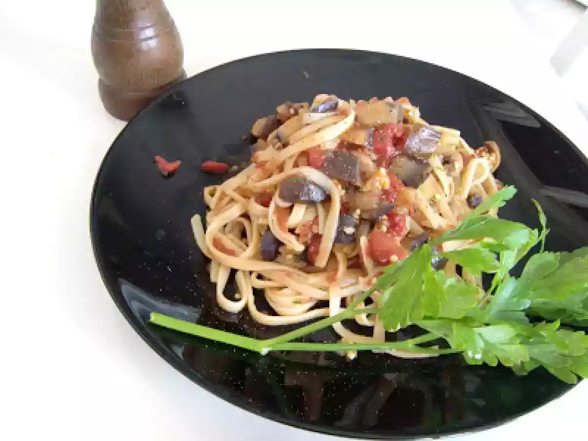 Tallarines con berenjenas y champiñones