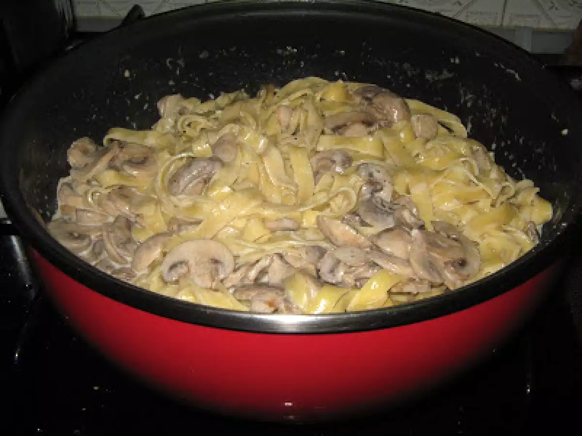 Tallarines con champiñones al roquefort
