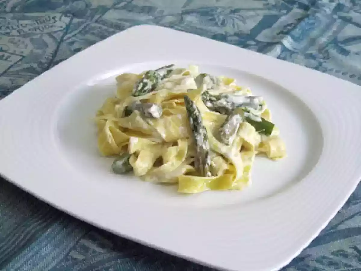 Tallarines con Esparragos y Gorgonzola