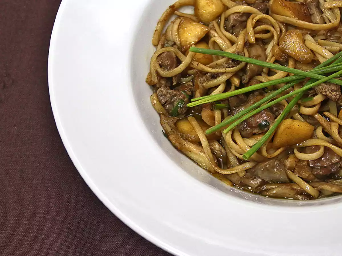 Tallarines con foie, setas y manzana