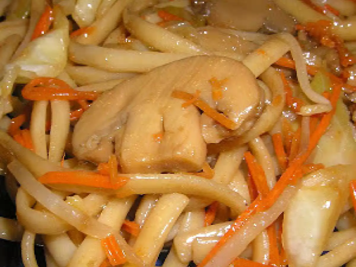 Tallarines con veduras y salsa de soja.