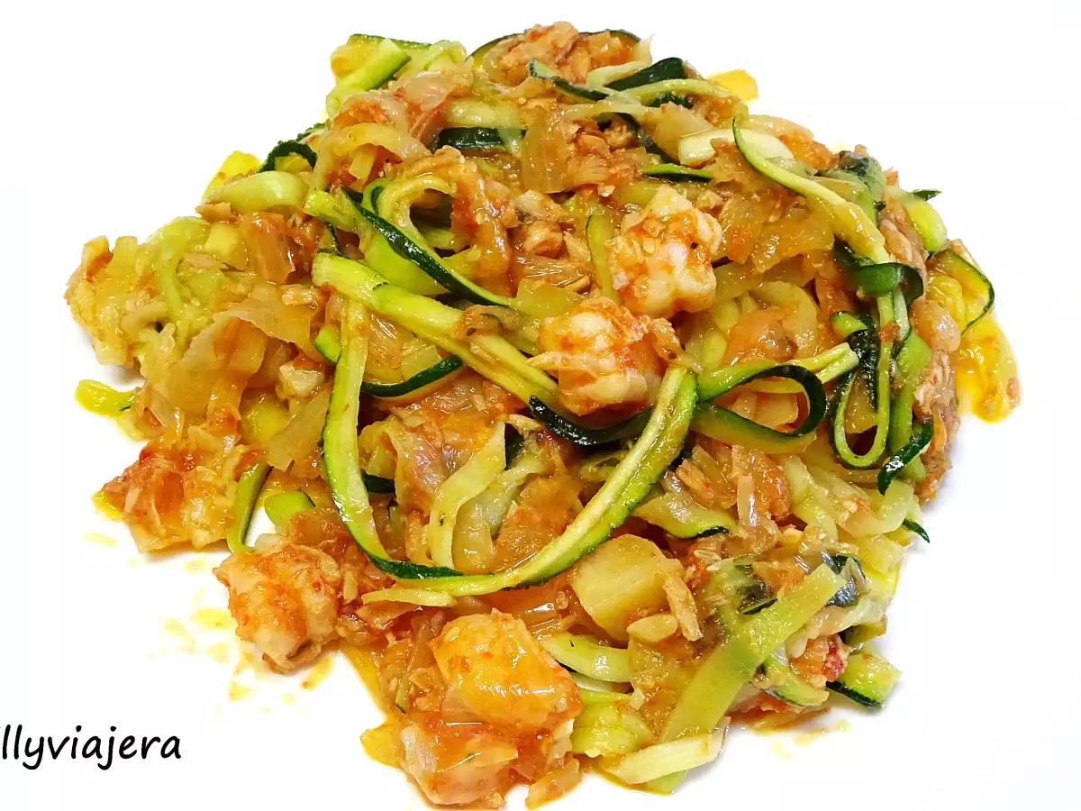 Tallarines de calabacín con langostinos y bonito