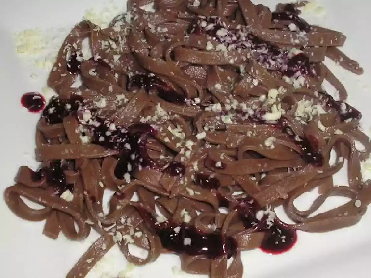 TALLARINES DE CHOCOLATE CON SALSA DE FRUTOS ROJOS Y RALLADURA DE CHOCOLATE BLANCO. - foto 2