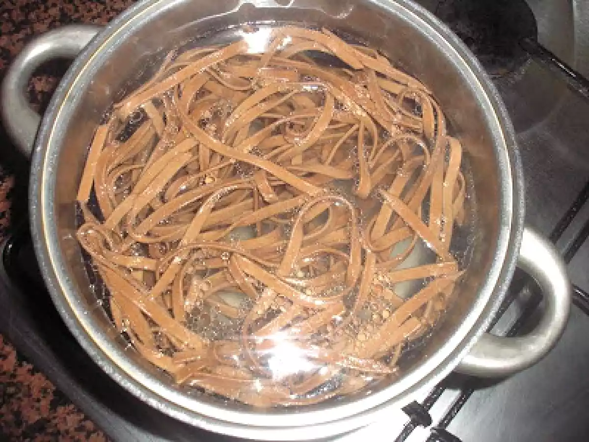 TALLARINES DE CHOCOLATE CON SALSA DE FRUTOS ROJOS Y RALLADURA DE CHOCOLATE BLANCO. - foto 3
