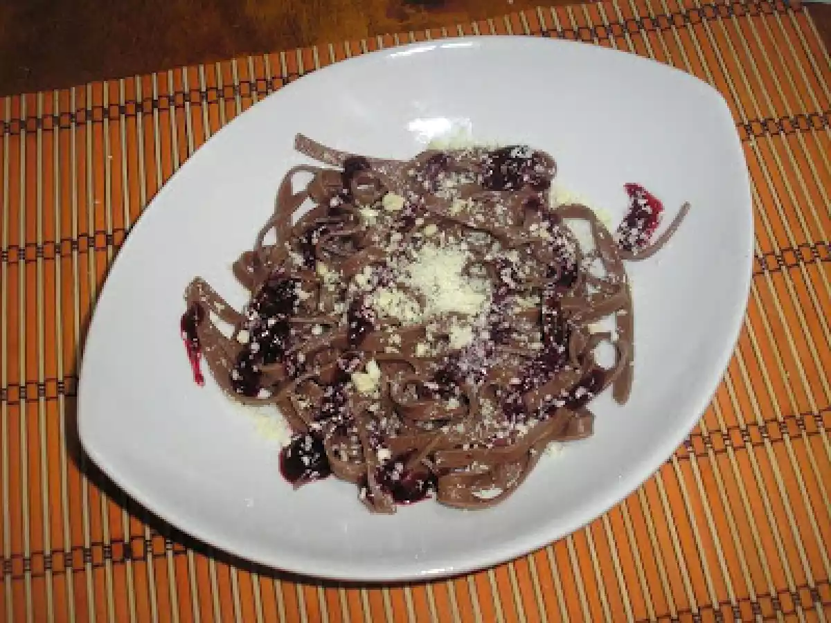 TALLARINES DE CHOCOLATE CON SALSA DE FRUTOS ROJOS Y RALLADURA DE CHOCOLATE BLANCO. - foto 5