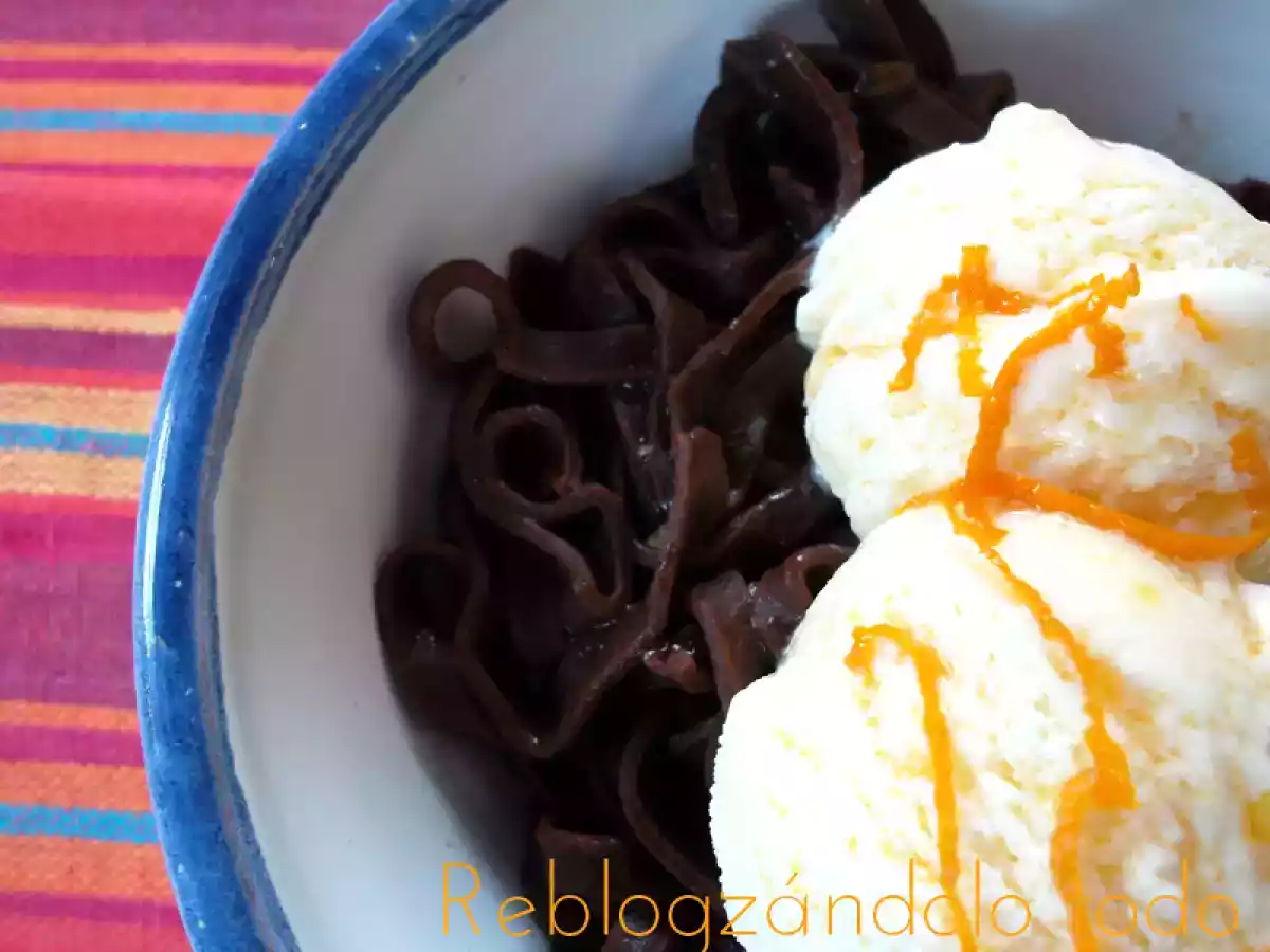 Tallarines de Chocolate con Salsa de Naranja y Helado de Vainilla
