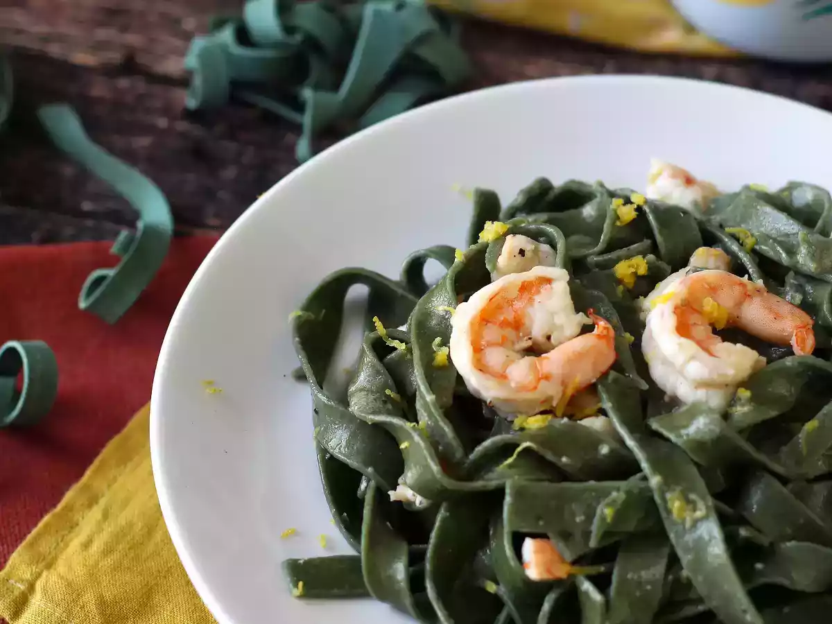Tallarines de espirulina con gambas y limón, un plato saludable y lleno de sabor