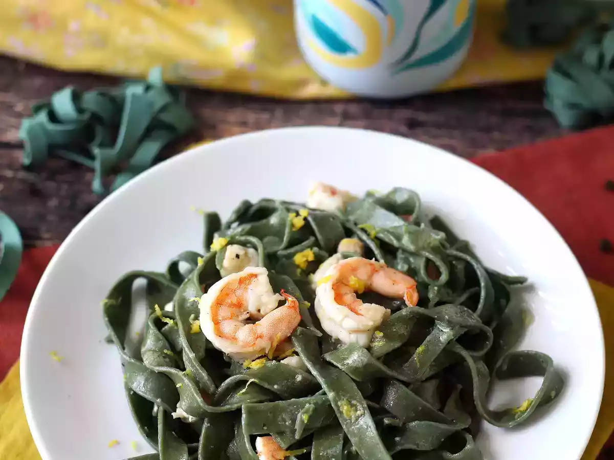 Tallarines de espirulina con gambas y limón, un plato saludable y lleno de sabor - foto 2