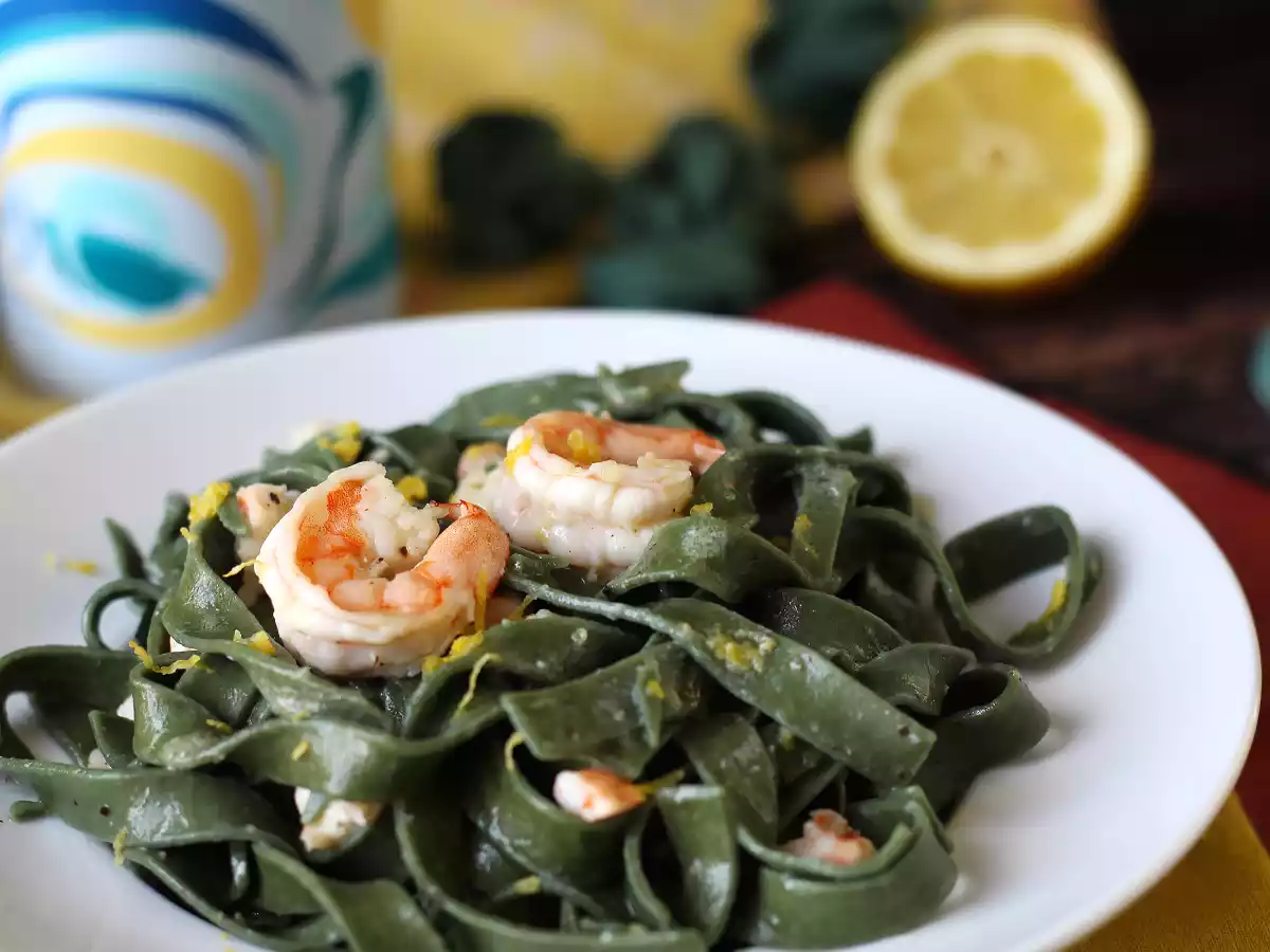 Tallarines de espirulina con gambas y limón, un plato saludable y lleno de sabor - foto 3