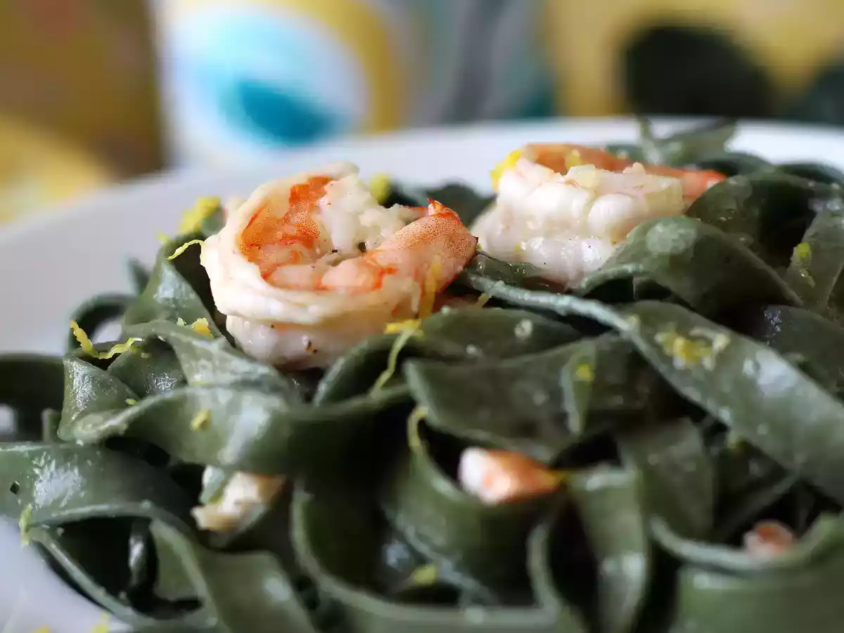 Tallarines de espirulina con gambas y limón, un plato saludable y lleno de sabor - foto 4