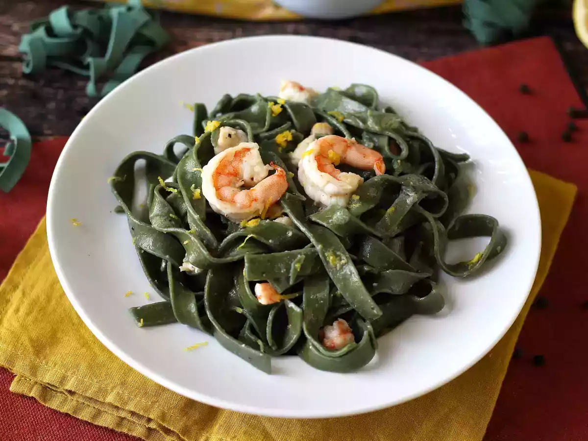 Tallarines de espirulina con gambas y limón, un plato saludable y lleno de sabor - foto 5